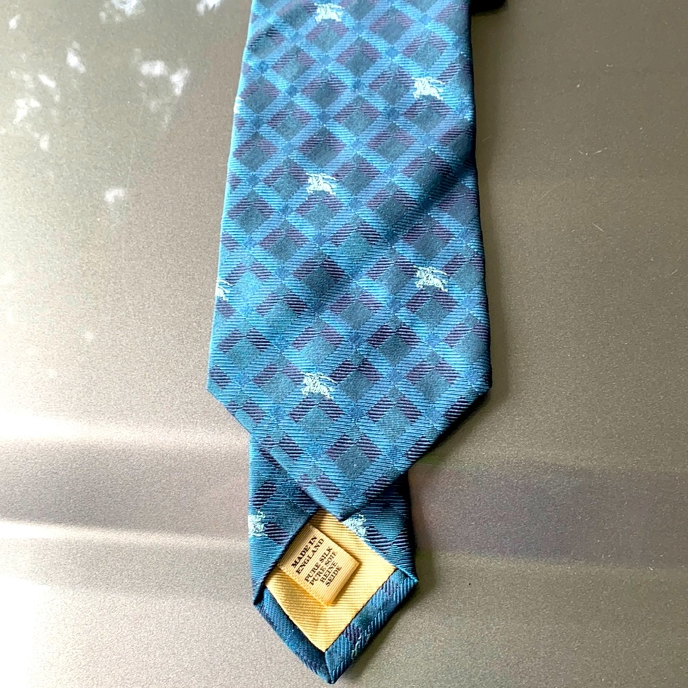 HANDSEWN BURBERRY 100% SILK MADE IN ENGLAND